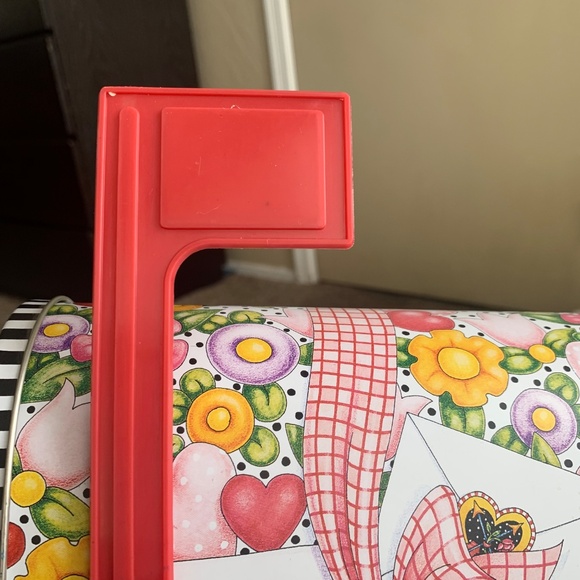 Mary Engelbreit Mailbox Tin with Movable Flag 2001 Michael Co. Flowers Hesrts - Picture 9 of 12